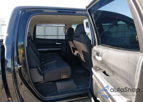 2018 Toyota Tundra Sr5 5.7L V8 z USA, uszkodzony, nr VIN 5TFDW5F1XJX740452